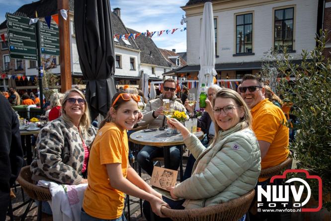 Volle terrassen, bruisende kleedjesmarkt en sportieve Wallenloop: Elburg leeft tijdens koningsdag! - &copy; NWVFoto.nl